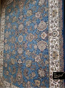 پادری جلو سینک ظرفشویی