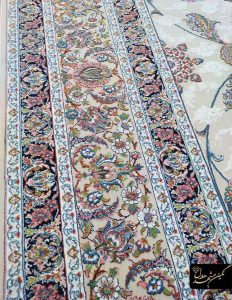 فرش کاشان 700 شانه برجسته نقشه افشان گل سرخ