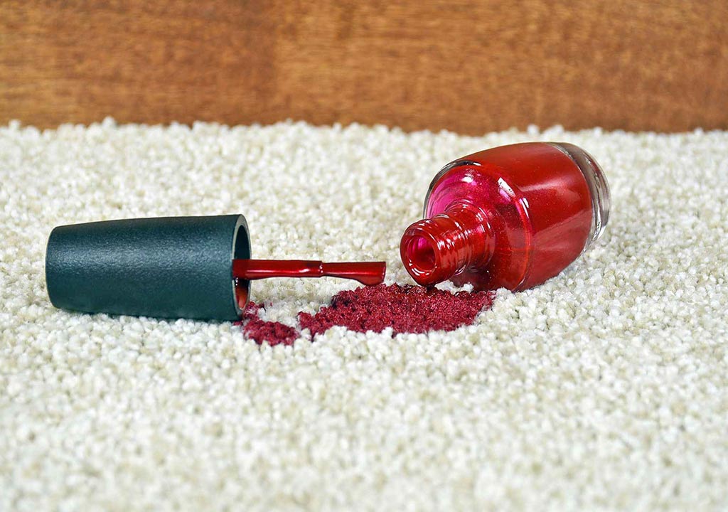 ترفند ساده پاك كردن لاك از روي فرش