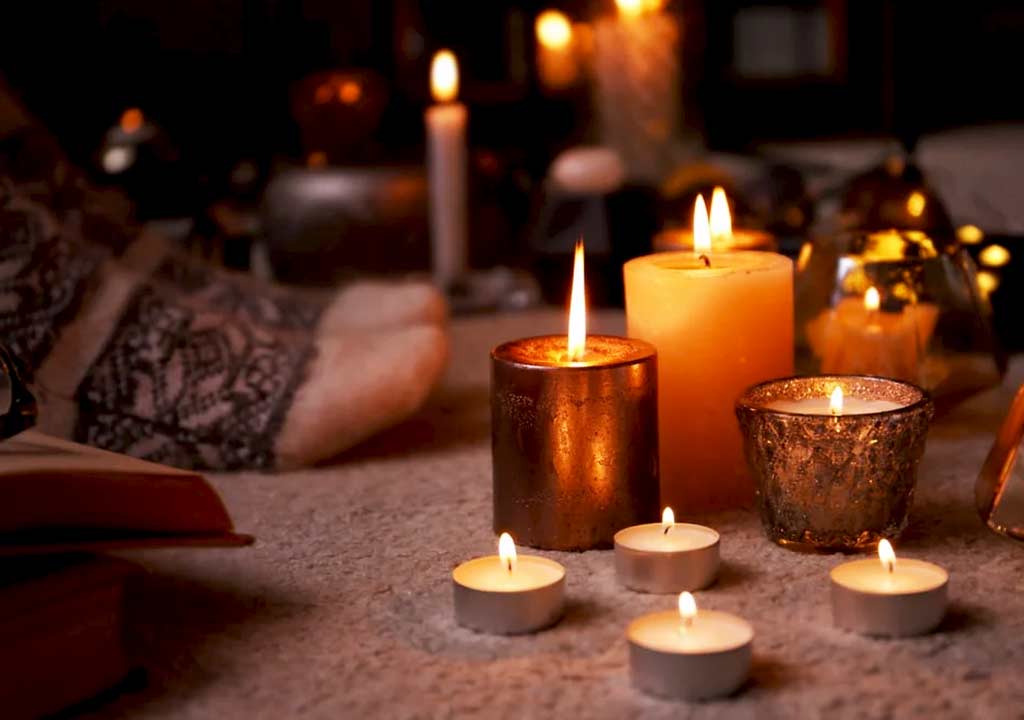 چند عدد شمع بر روی فرش