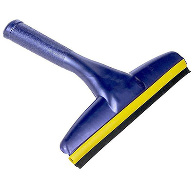 استفاده از تیغه تی مخصوص شیشه برای برداشتن موها از روی فرش