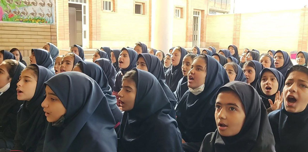 مراسم تجلیل از خیّر مدرسه ساز حاج رضا شبان در دبستان دخترانه ابتدایی حاج رضا شبان